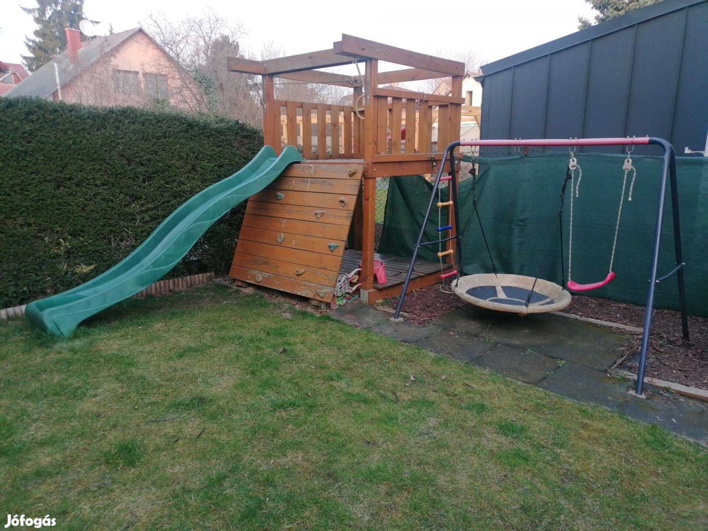 Gyermekjátszótér csúszdával, hintákkal