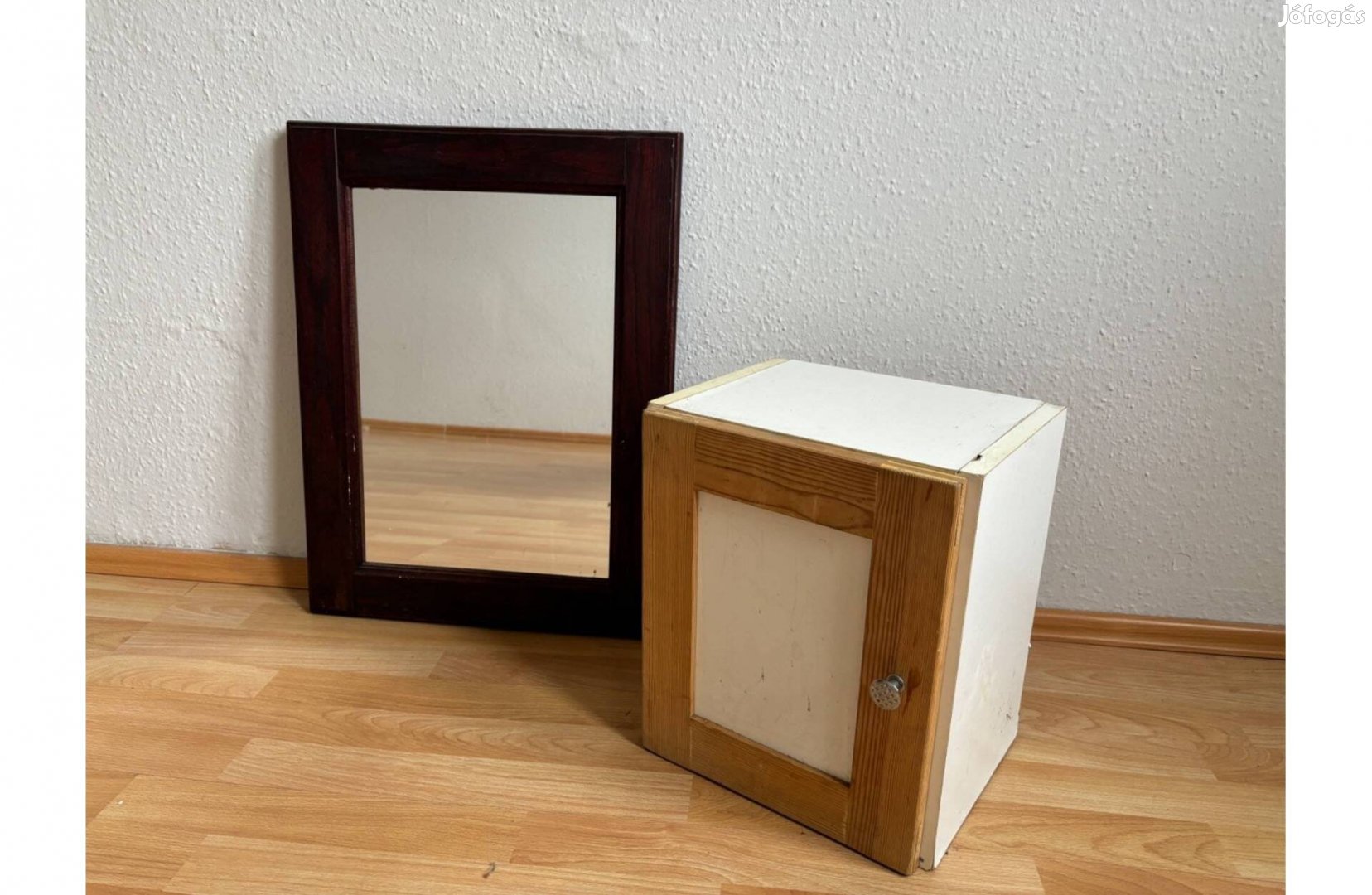 Gyógyszeres szekrényke és fali tükör együtt