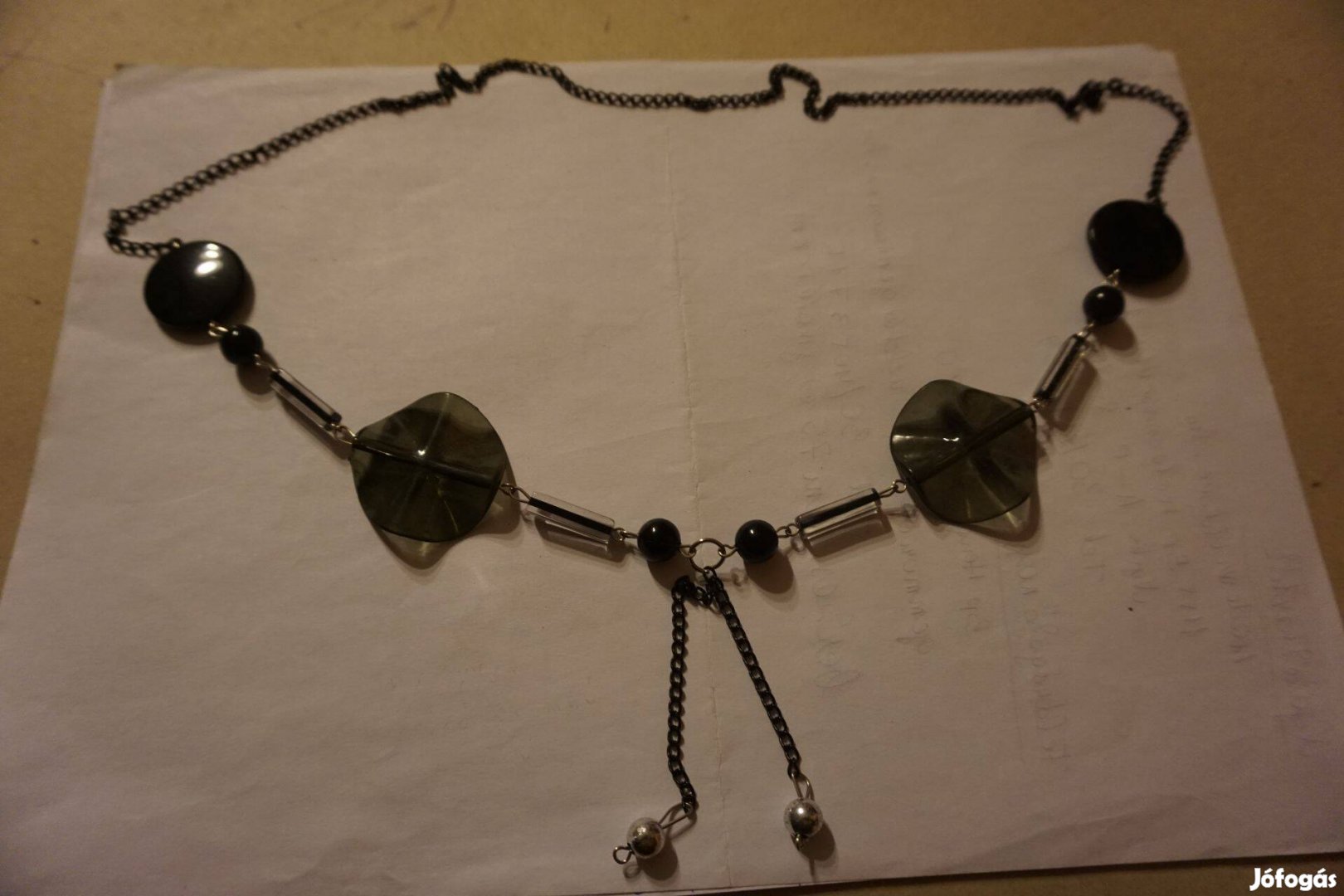 Gyöngy medálos műanyag nyaklánc fém csatlakozókkal eladó