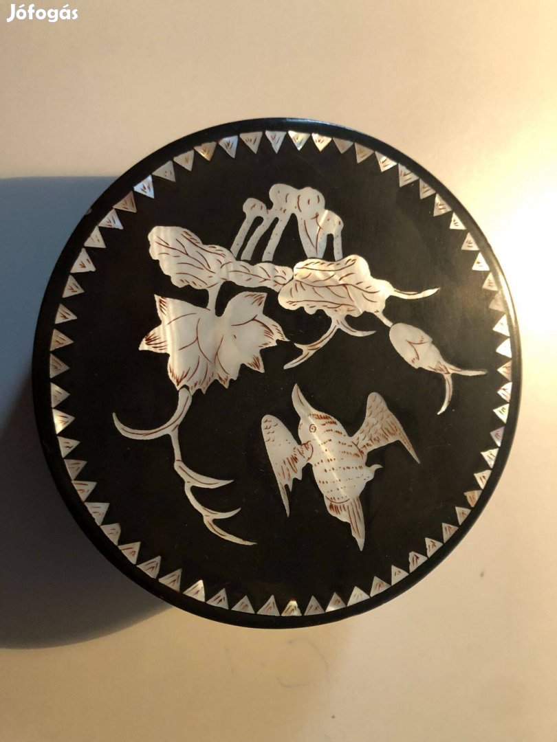 Gyöngyház berakásos kerek lakk doboz eladó