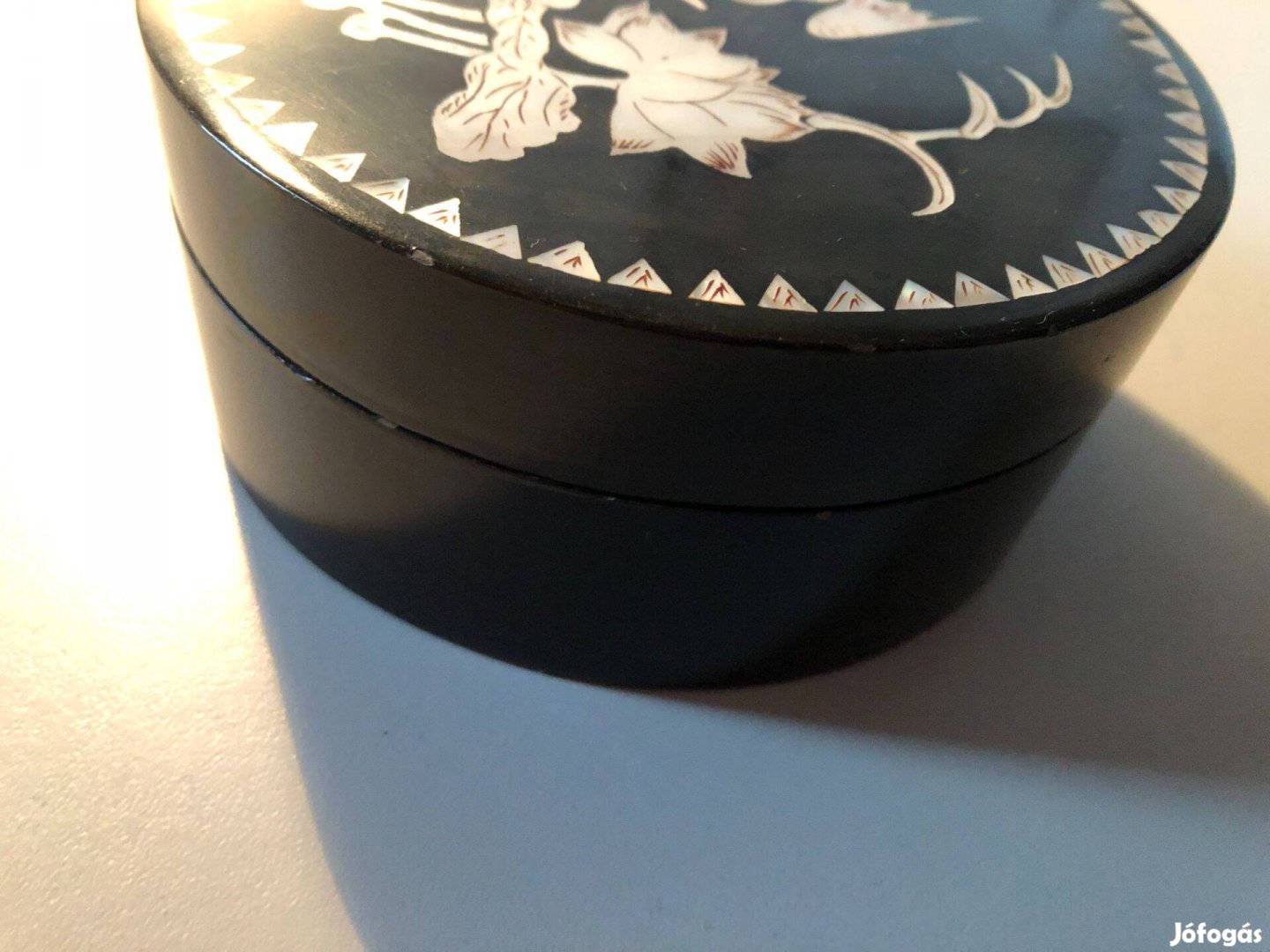 Gyöngyház berakásos lakk tégely