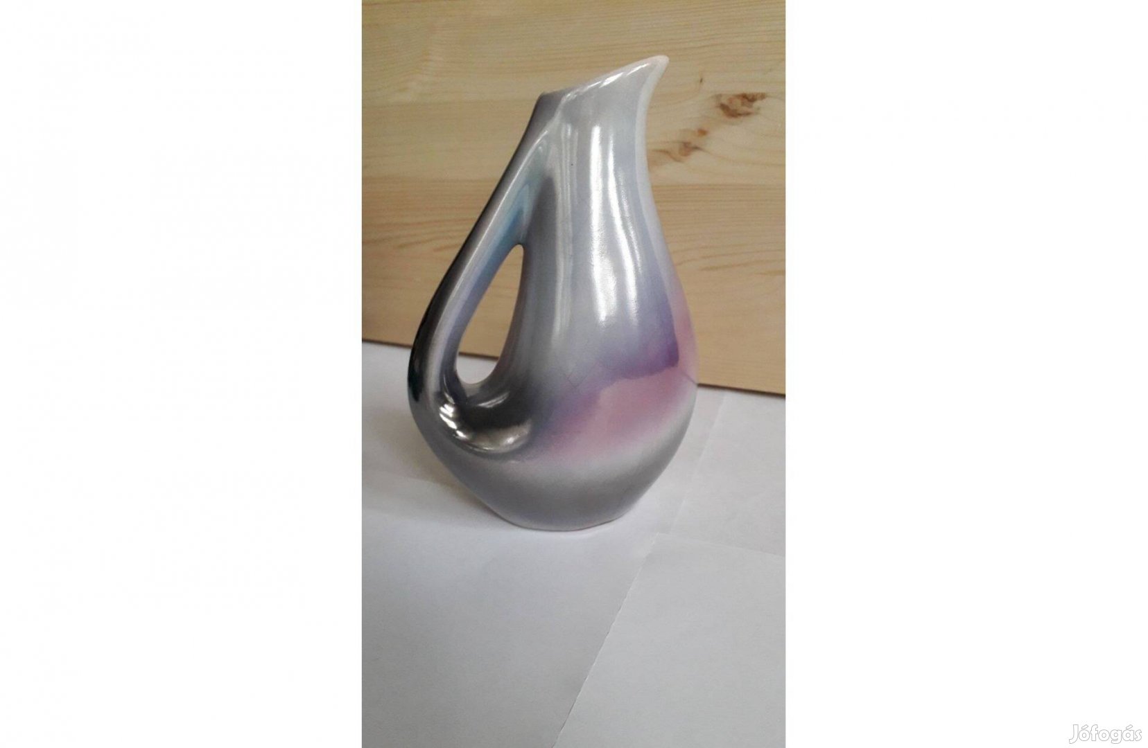 Gyöngyházfényű kancsó váza kis hibával 1510 cm_