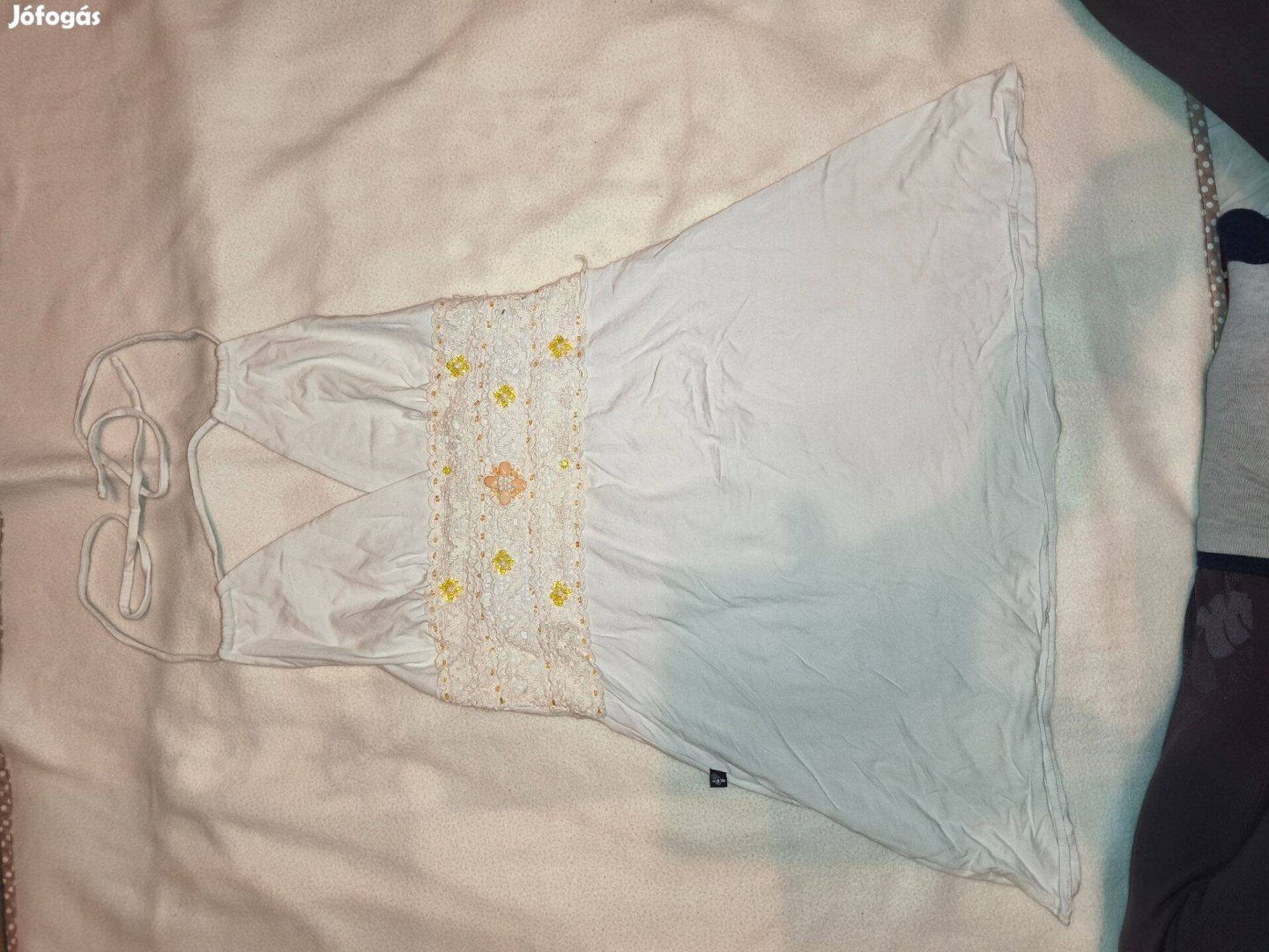 Gyöngyökkel díszített V kivágású felső