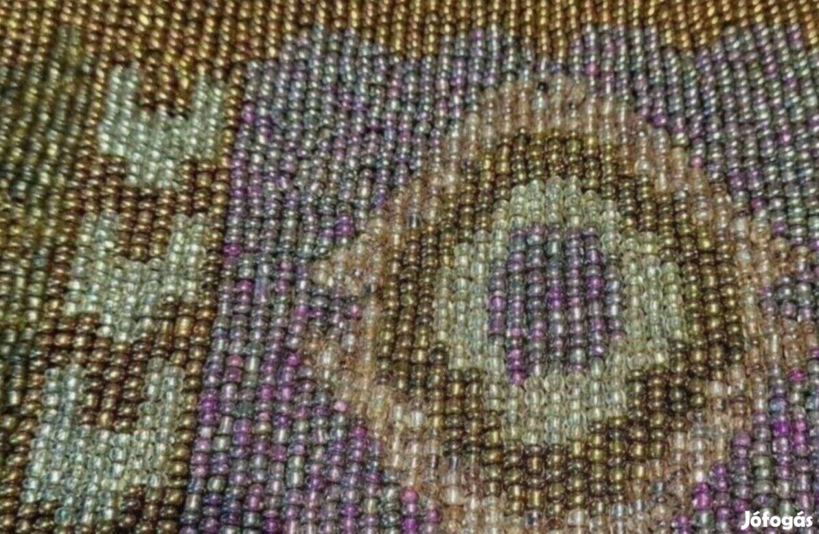 Gyöngyökkel díszített színházi táska