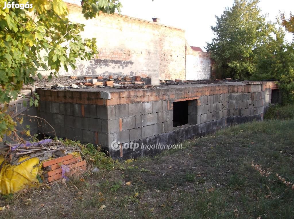 Gyöngyösi 30 nm-es ház eladó