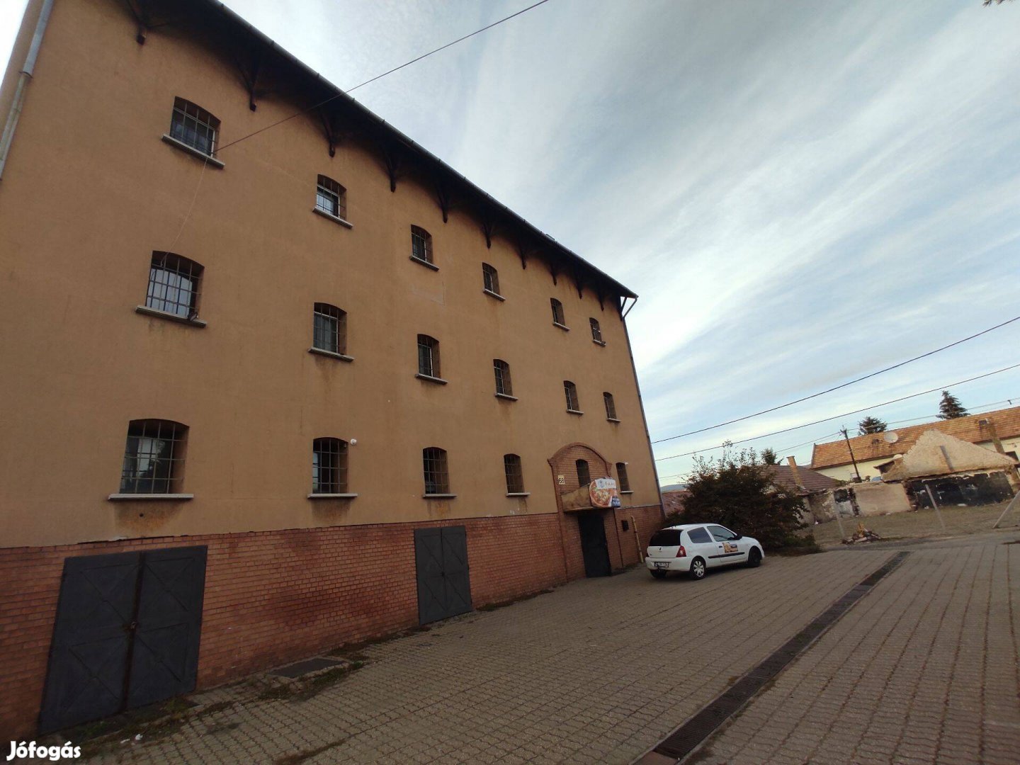 Gyöngyösön többszintes, jelenleg élelmiszeripari üzem eladó