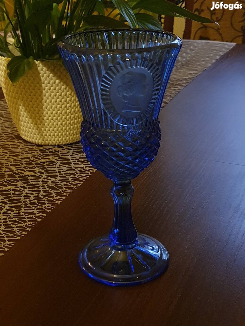 Gyönyörű, arcképes kék üveg talpas pohár.