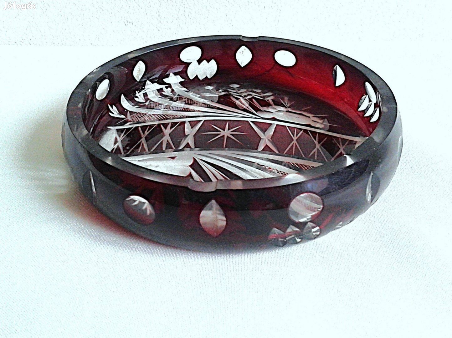 Gyönyörű, csiszolt bordó kristály hamutál, 16cm