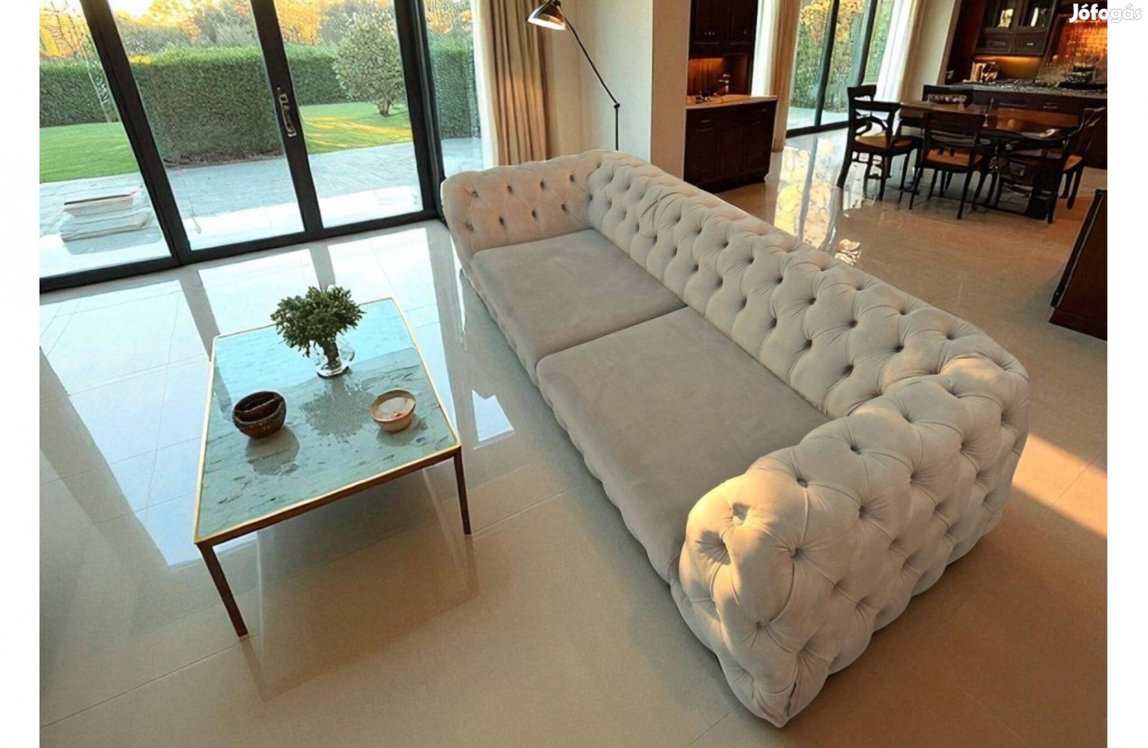 Gyönyörű, íves Chesterfield stílusú bézs bársony kanapé