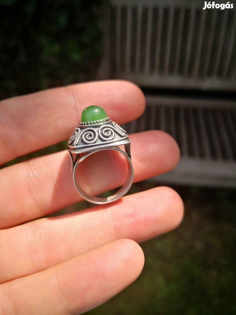 Gyönyörű, jade köves ezüst gyűrű 