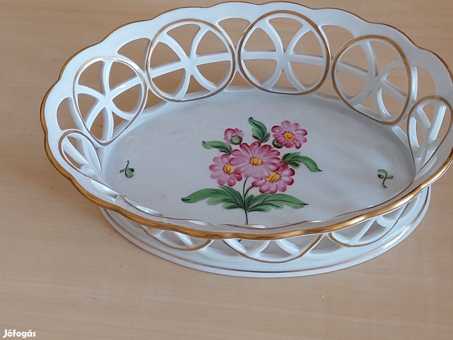 Gyönyörű, jelzett, herendi porcelán kosár eladó