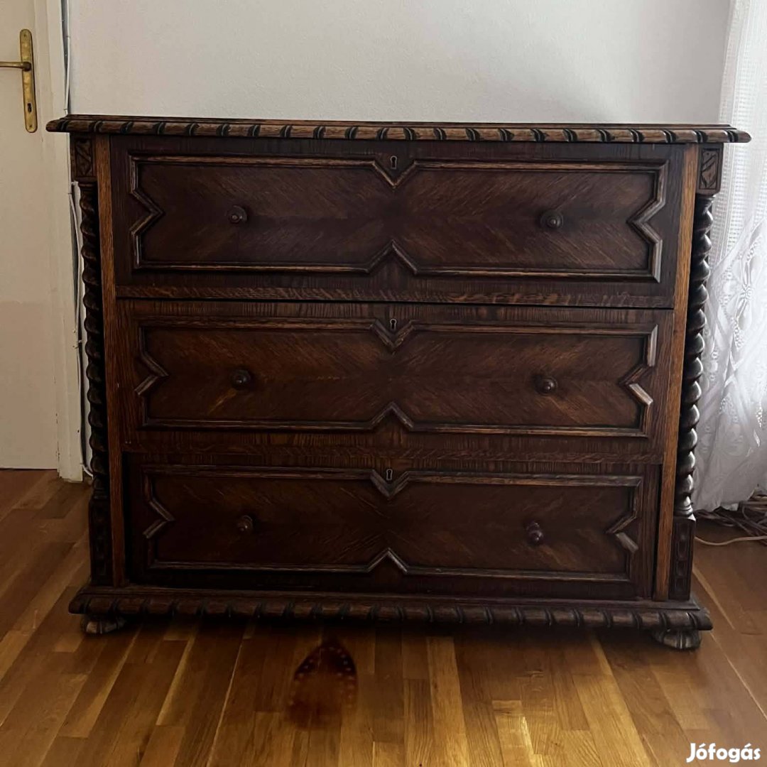 Gyönyörű, jó állapotú koloniál komód, az elegáns rendszerezé