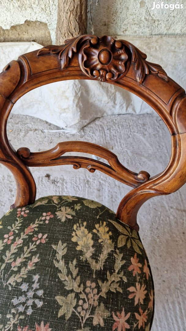 Gyönyörű antik szék