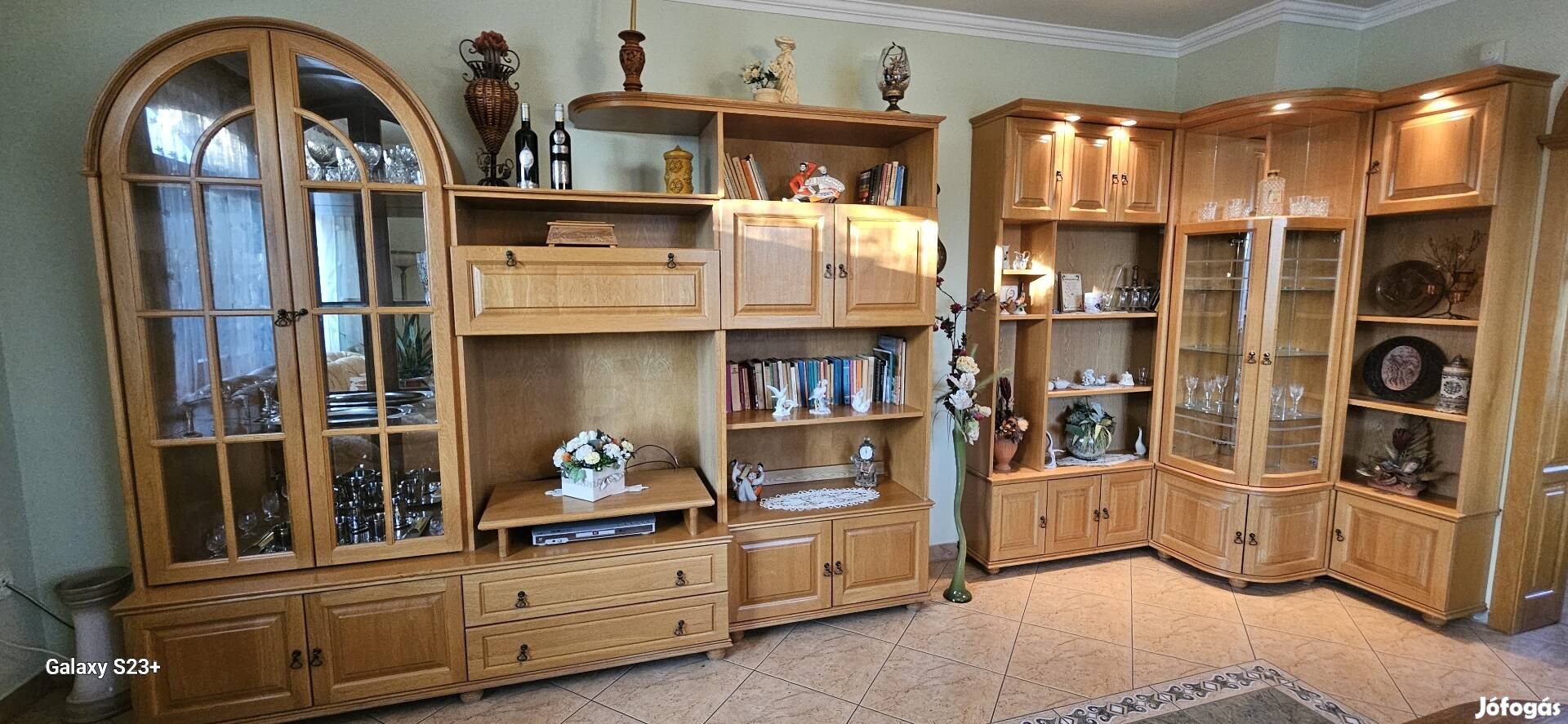 Gyönyörű asztalos által készült tölgyfa frontú bútor eladó.