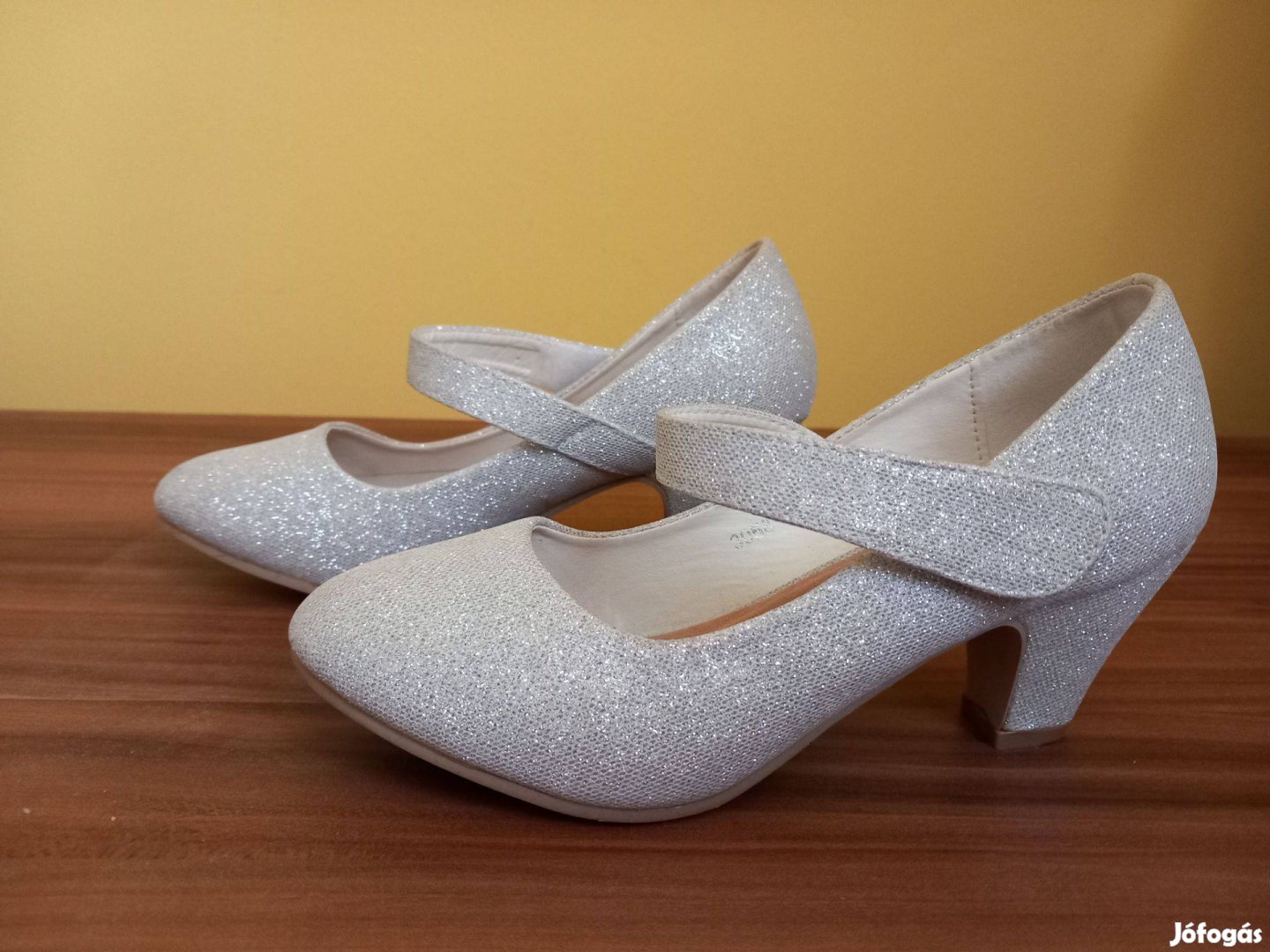 Gyönyörű ezüst alkalmi kislány cipő, 34-es méret