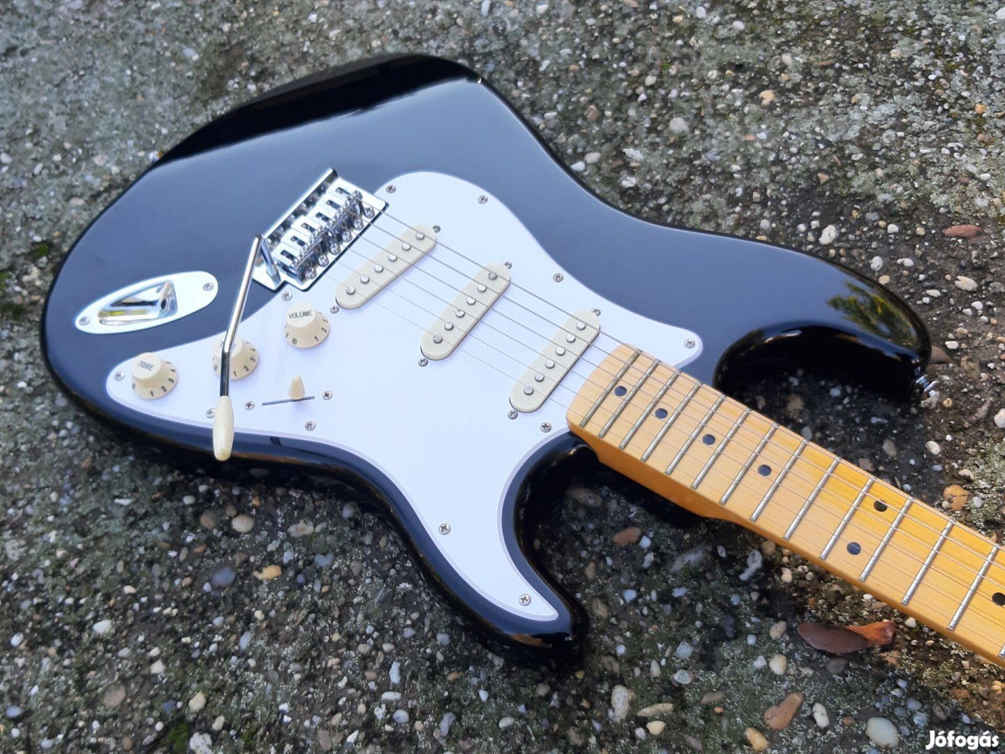 Gyönyörű fekete stratocaster elektromos gitár ajándék tokkal