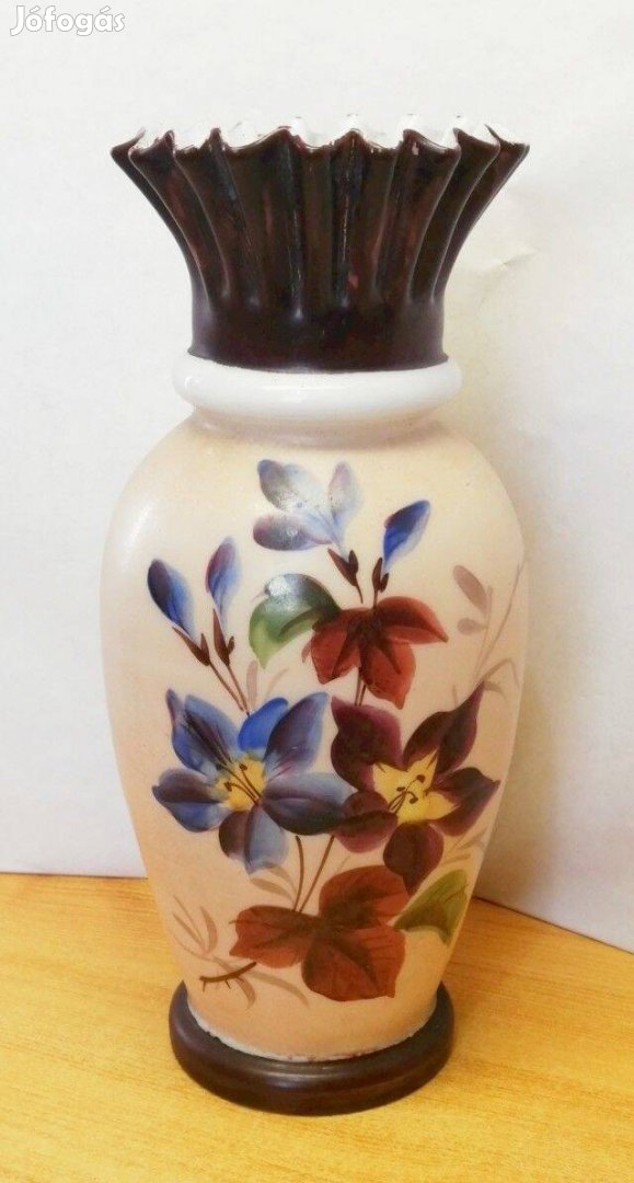 Gyönyörű fodros szájú kikerics virágmintás szakított tejüveg váza a XX