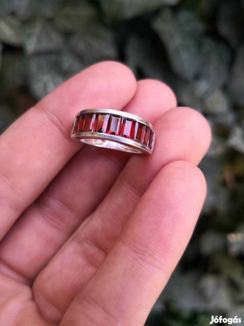 Gyönyörű gránát köves ezüst gyűrű 