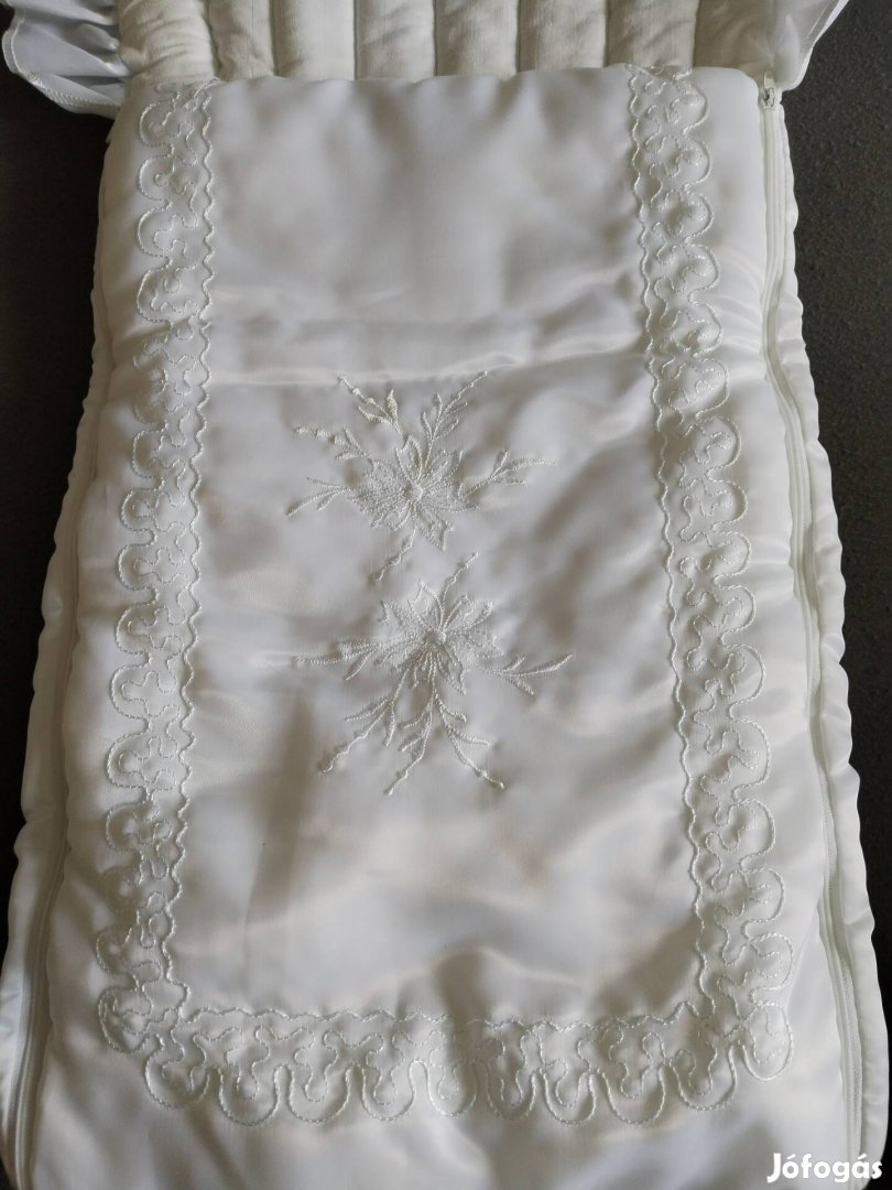 Gyönyörű hímzett baba pólya