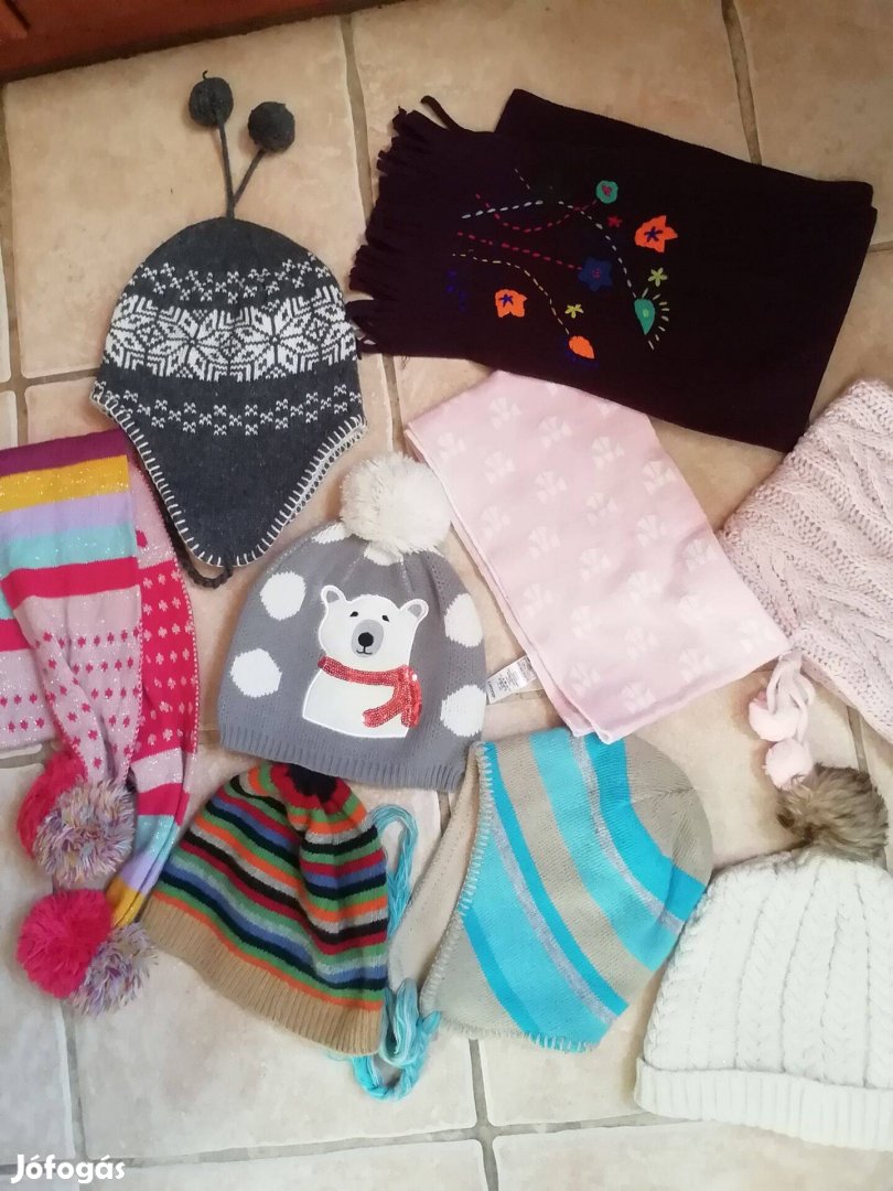 Gyönyörű kisiskolás lányka sapka - sál 3 db. 1200 Ft.