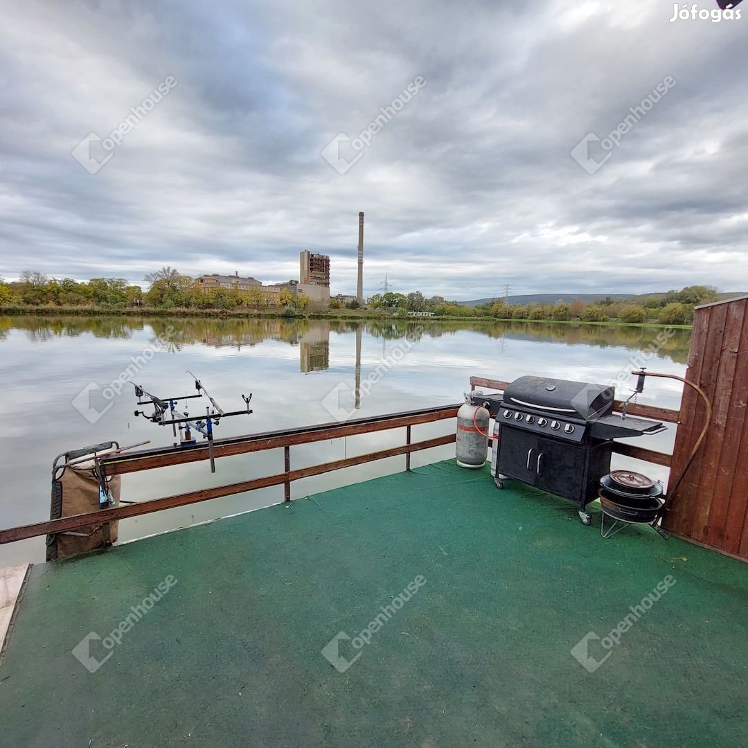 Gyönyörű panorámás kilátással a tóra nyaraló -stég eladó!
