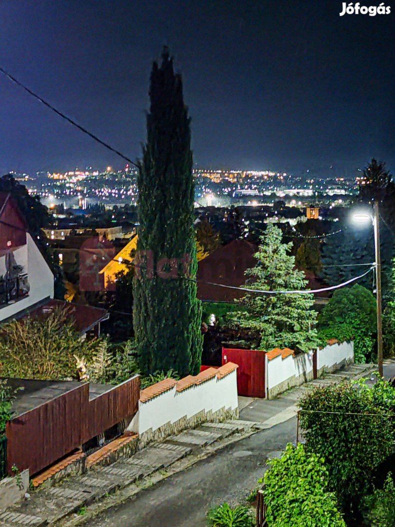 Gyönyörű panorámás lakás Pécs Belvárosa felett, a Szegfű utcában