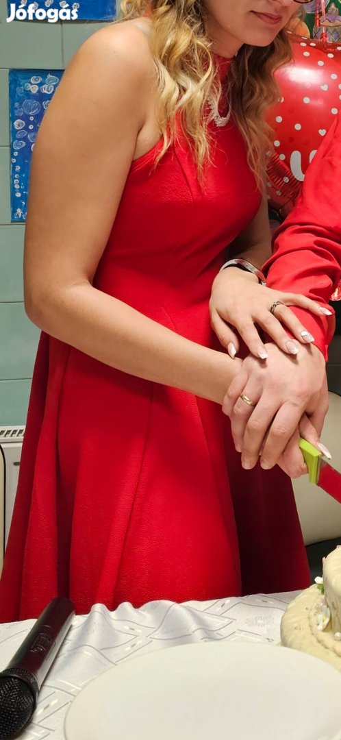 Gyönyörű piros ruha