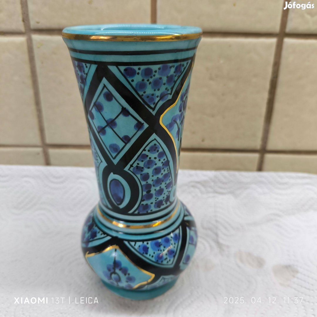 Gyönyörű porcelán váza eladó! 17 cm