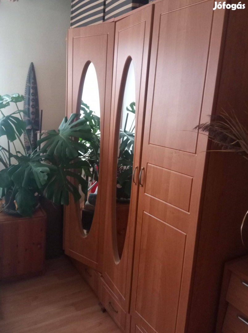 Gyönyörű ruhásszekrény