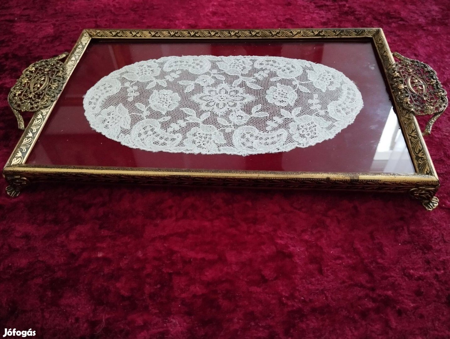 Gyönyörű sárgaréz tálca bársony alapon tüll díszítéssel
