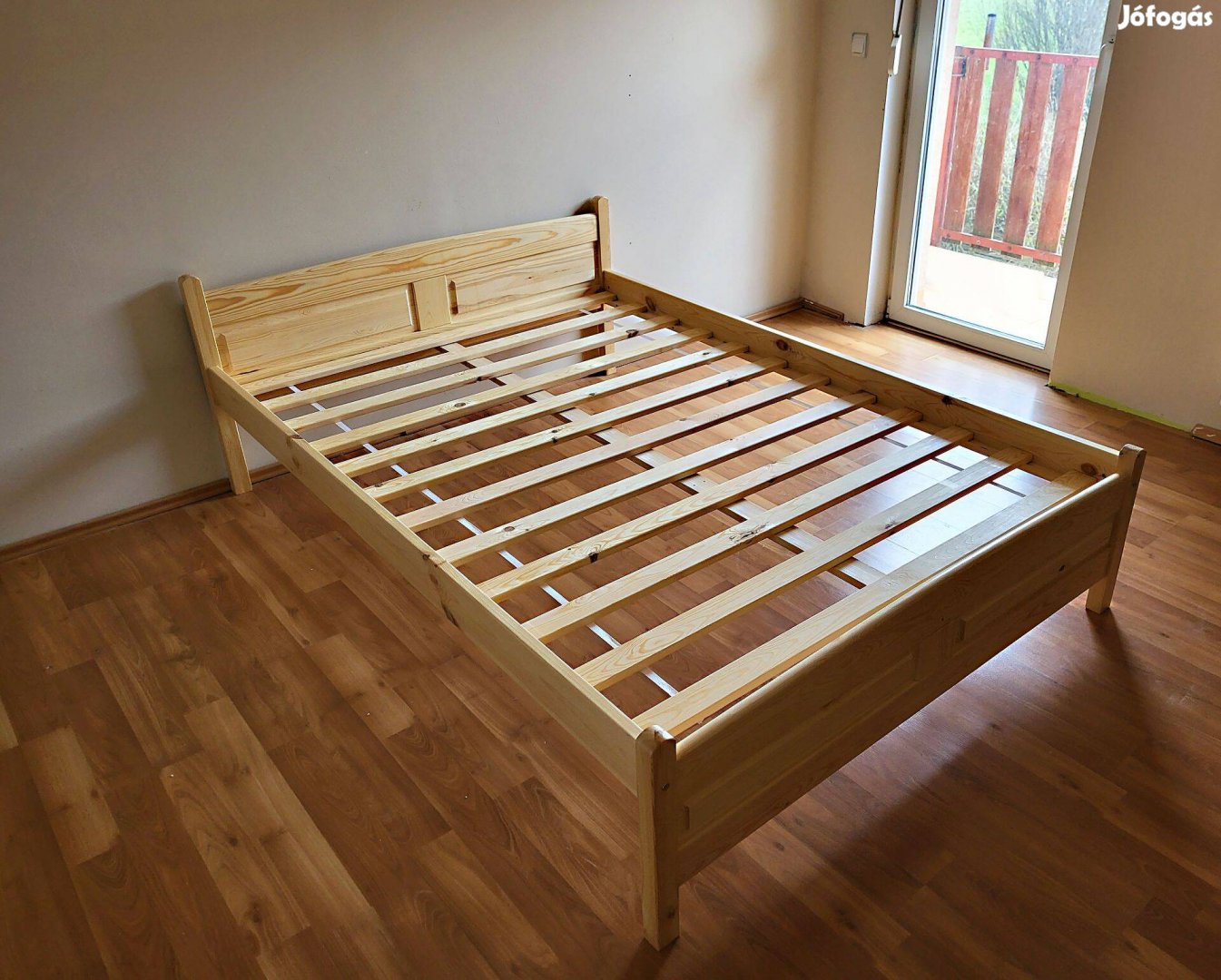 Gyönyörű tömör fa ágy eladó! 140x200-as, ajándék ráccsal!
