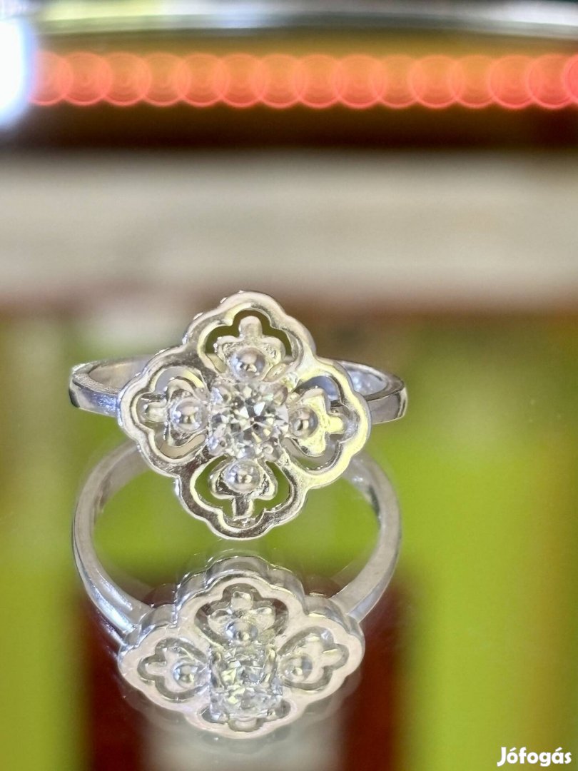 Gyönyörűséges ezüst gyűrű, cirkónia kővel