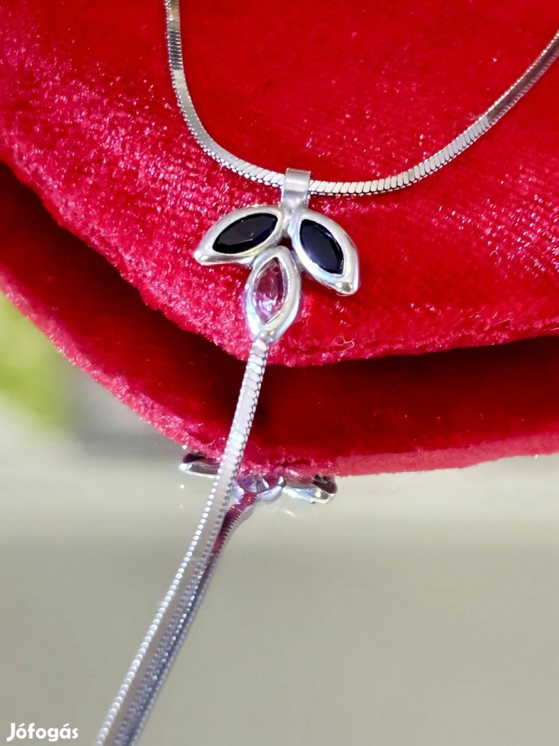 Gyönyörűséges ezüst nyaklánc onix és kristály függő vel