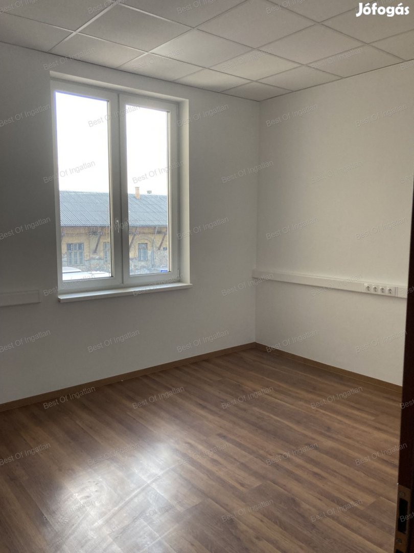 Győr-Belvárosban első emeleti, 82 m2-es, 3 szobás téglalakás irodának