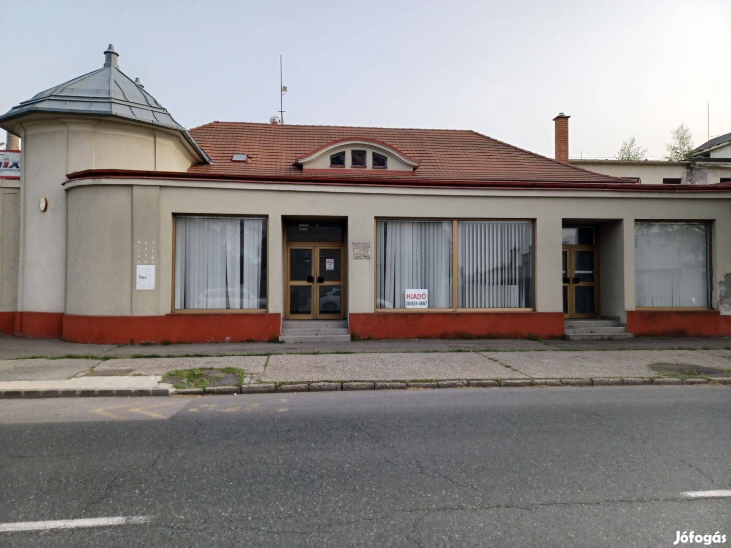 Győr-Gyárvárosban eladó egy utcafronti üzlethelyiség
