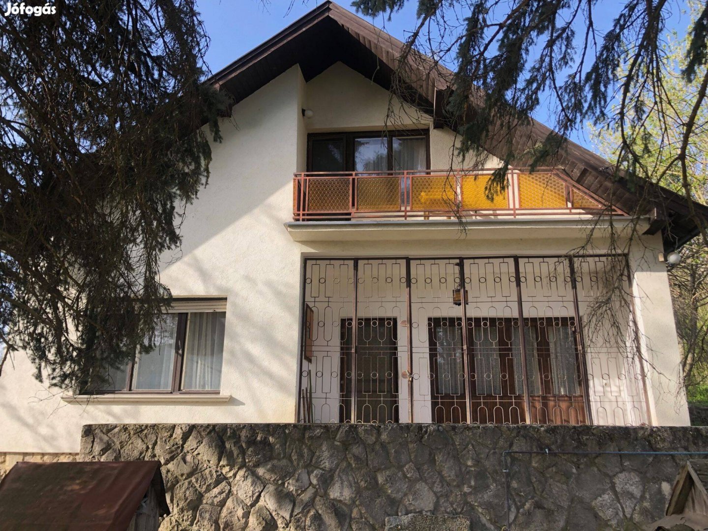 Győr-Ménfőcsanakon eladó egy 100 nm lakóterű, felújítandó családi ház