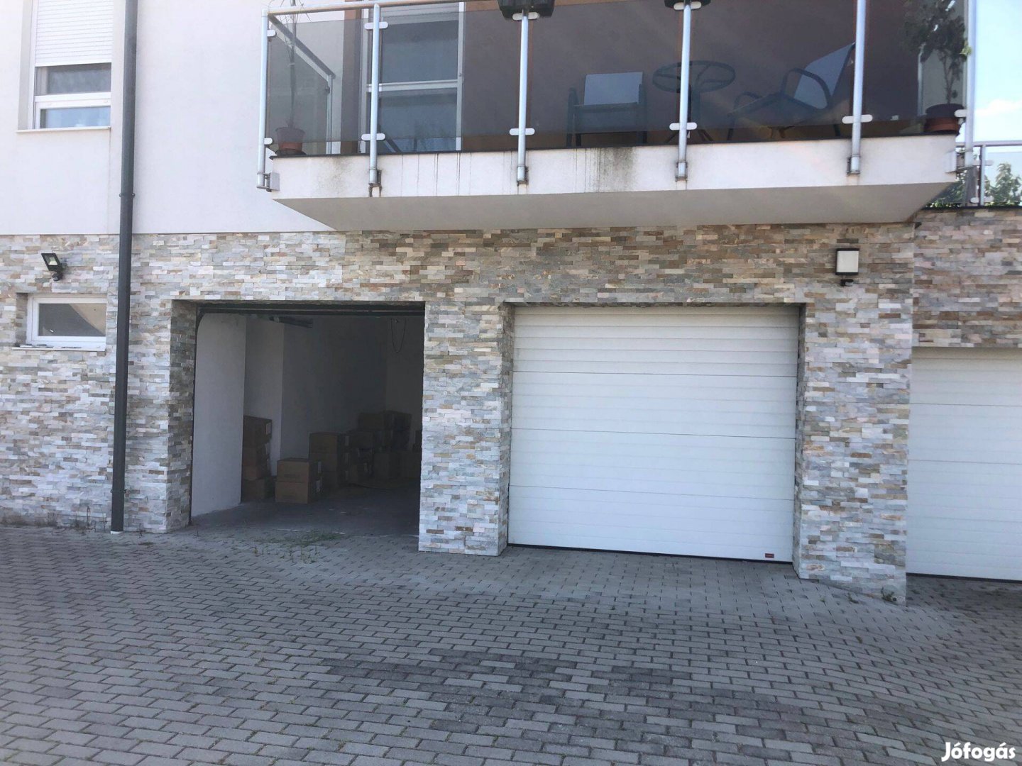 Győr-Ménfőcsanakon eladó egy 20,80 m2 alapterületű garázs, tárolóval