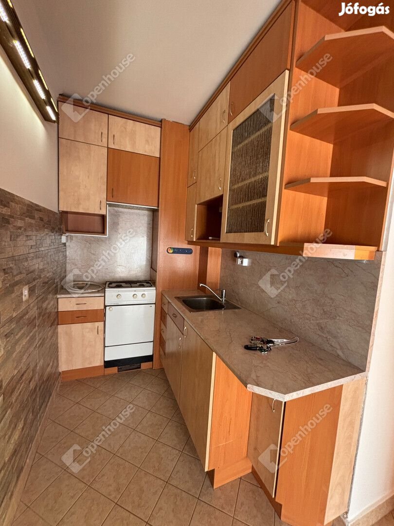 Győr-Nádorvárosban kis lakás kiadó