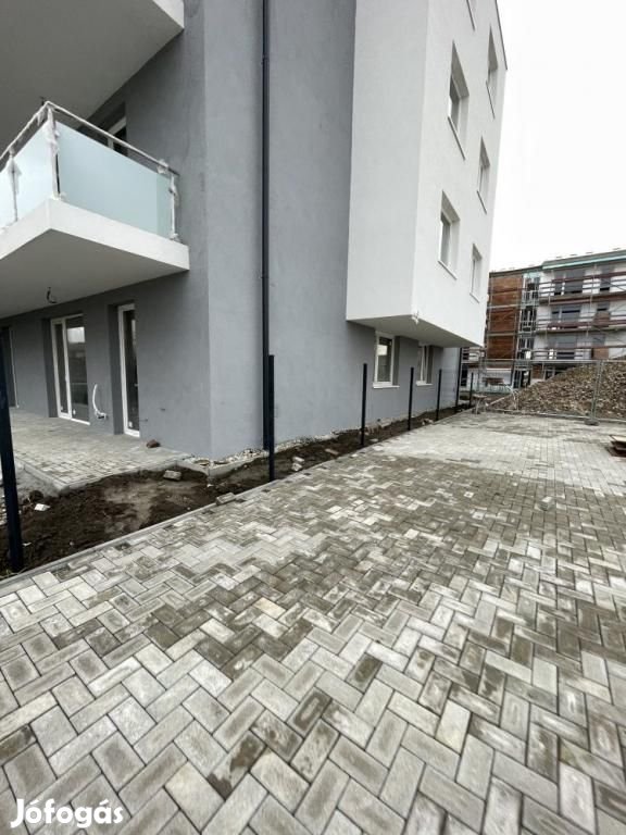 Győr-Révfaluban emelt szintű, szerkezetkész lakás eladó