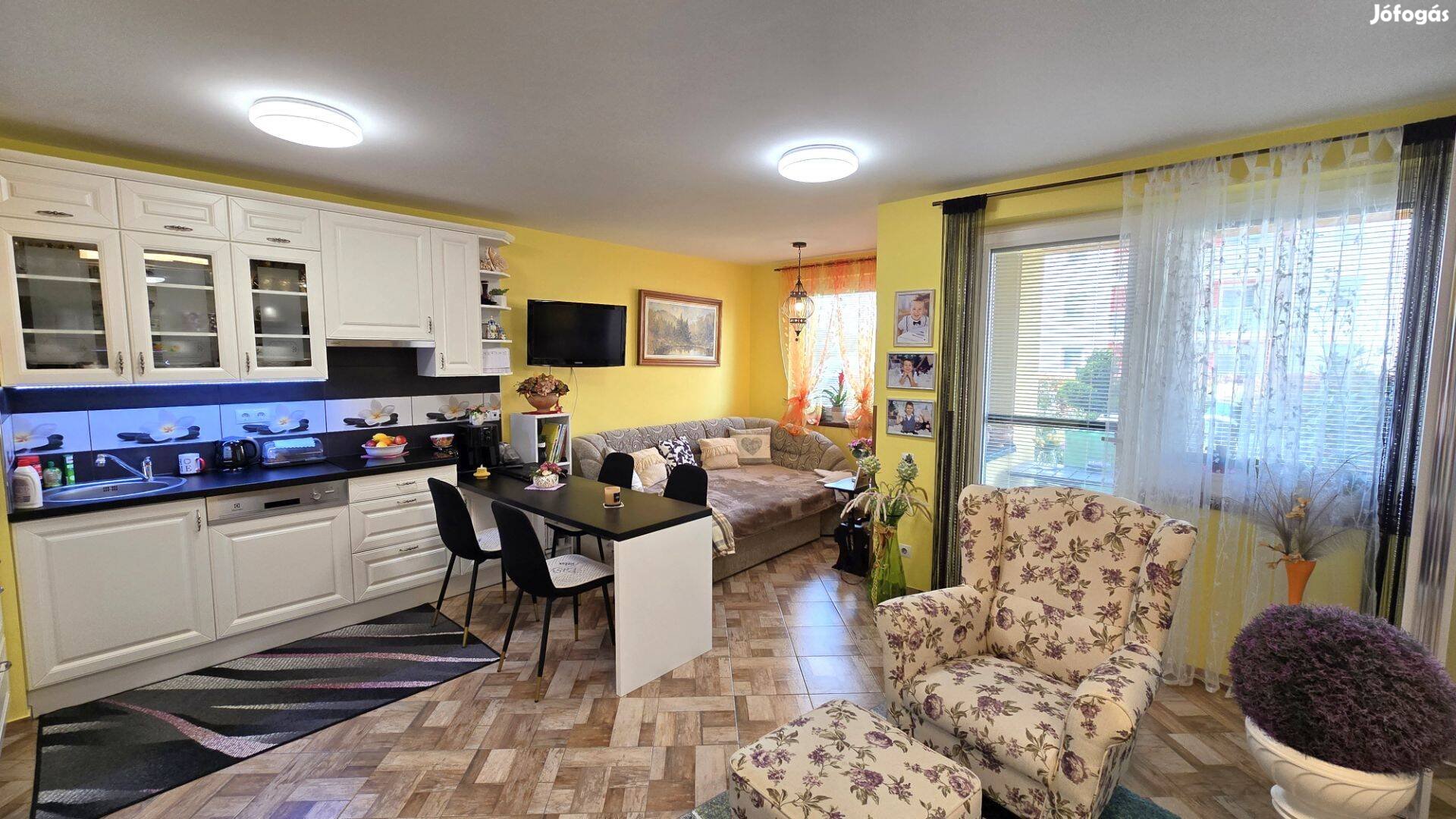 Győr-Szabadhegyen 35 m2-es lakás, 35 m2-es kertkapcsolattal