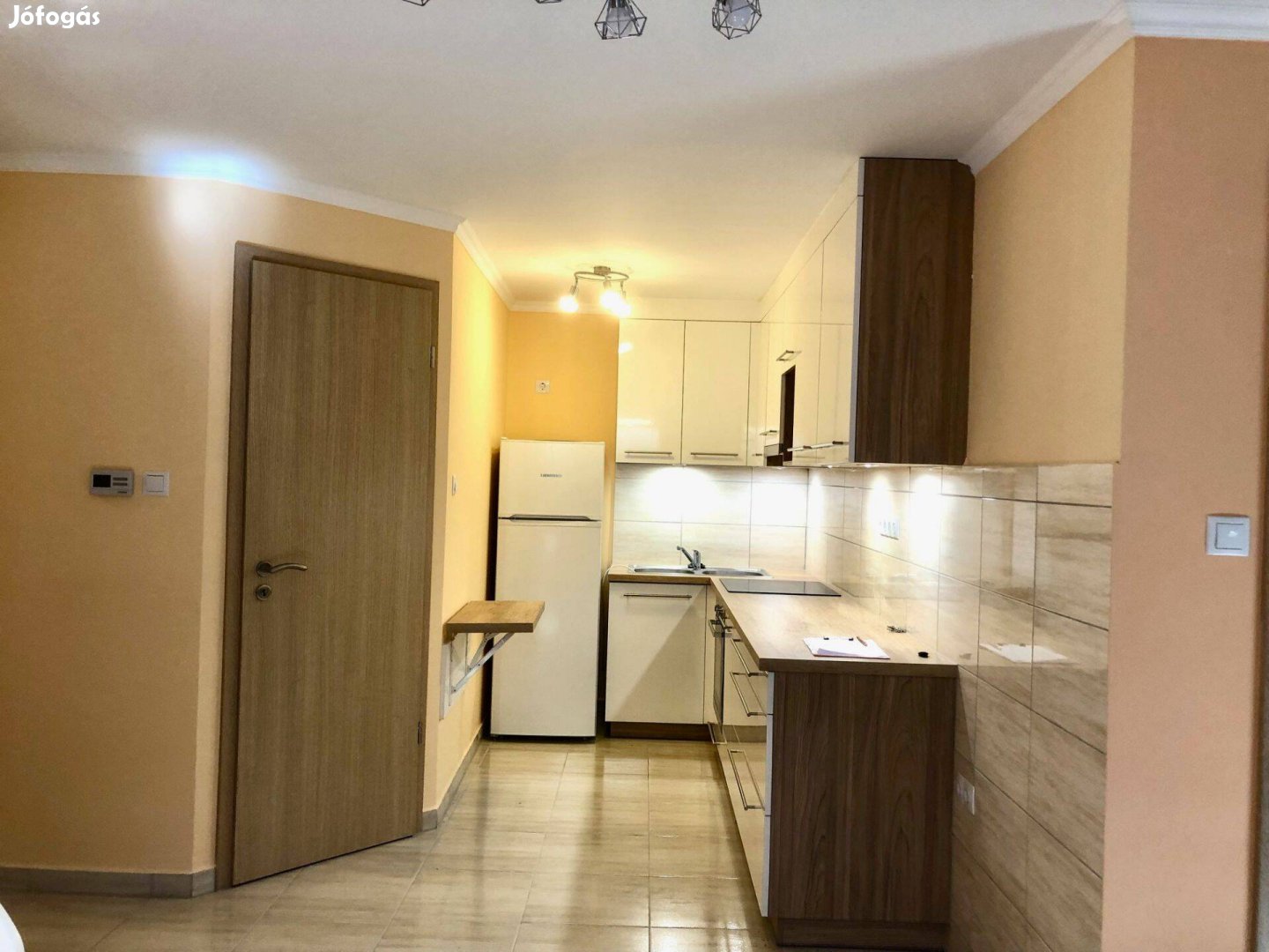 Győr-Szabadhegyen eladó egy III. emeleti, nappali + 2 szobás lakás