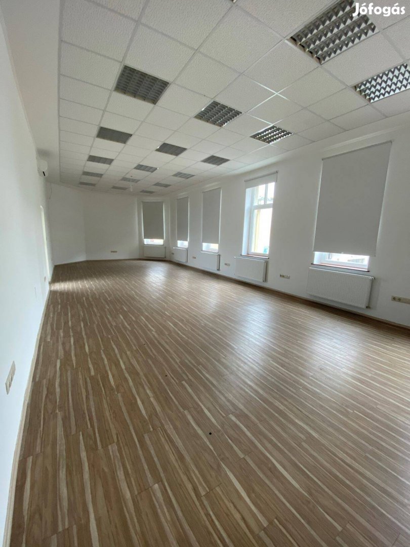 Győrben 160 m2 alapterületű, földszinti iroda kiadó
