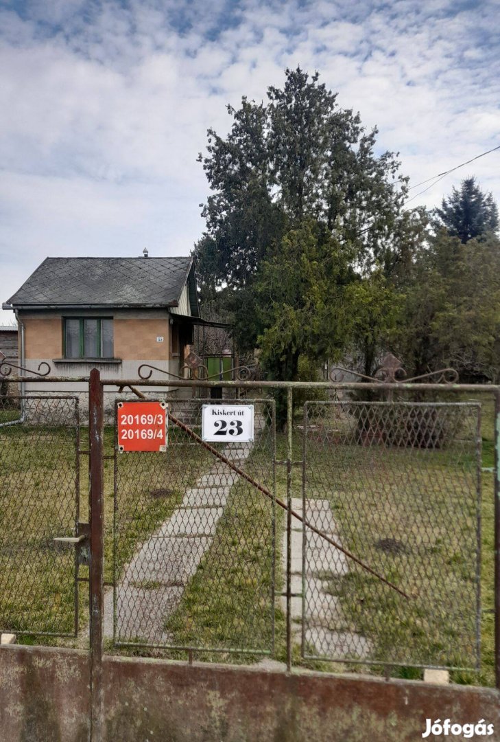 Győrben, Góré- Dűlőben, hétvégi ház dupla telekkel eladó