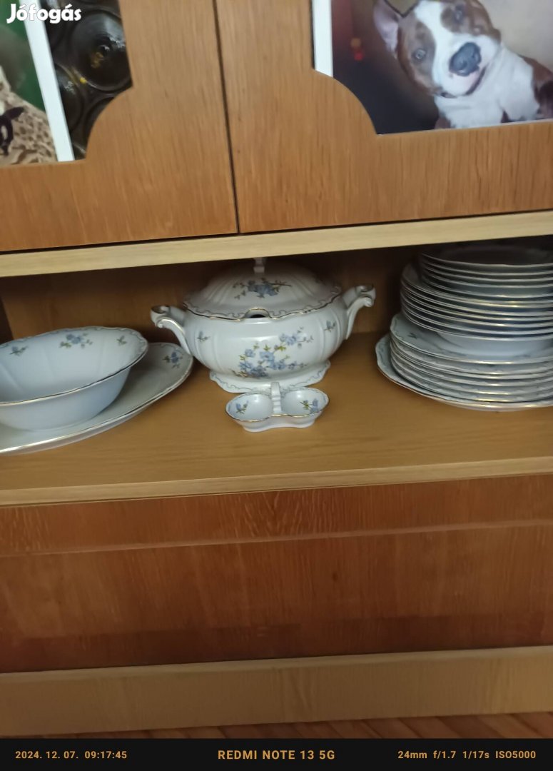 Győrben eladó Zsolnay porcelán étkészlet új állapotba.