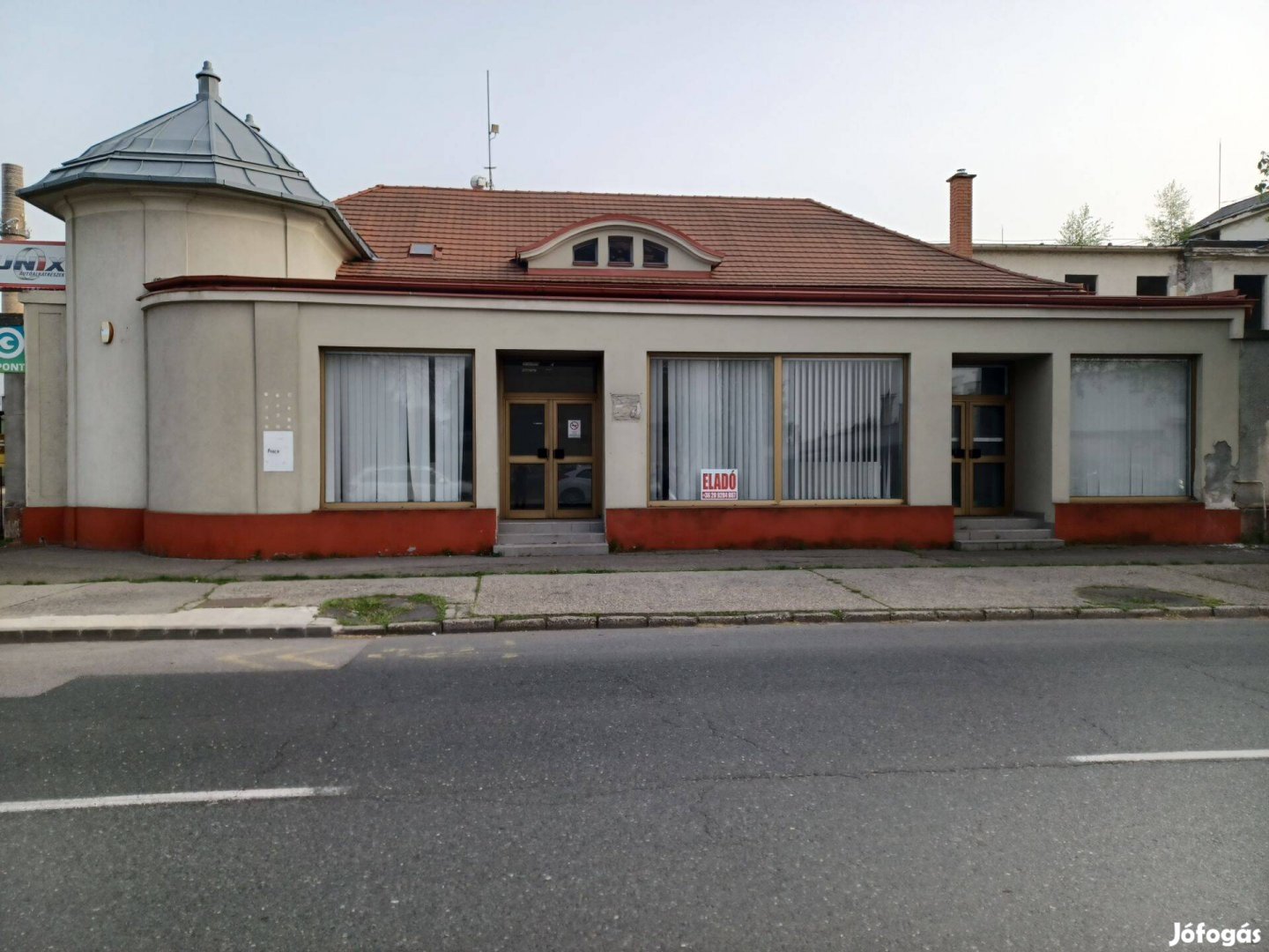 Győrgyárvárosban eladó egy 263nm-es utcafronti üzlethelyiség