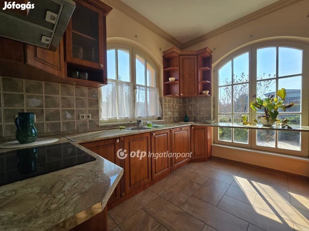 Győri 229 nm-es ház eladó