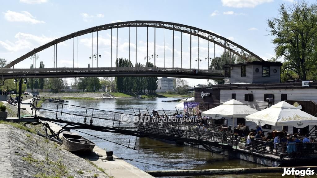 Győri 52 nm-es lakás eladó