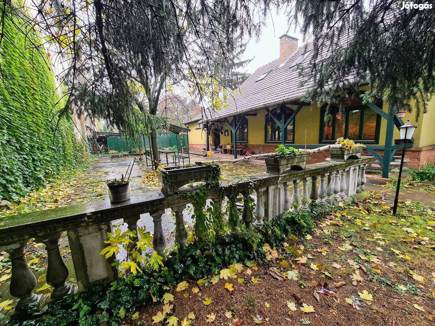 Győri kapuban vendéglátóhelyként müködő ház eladó!