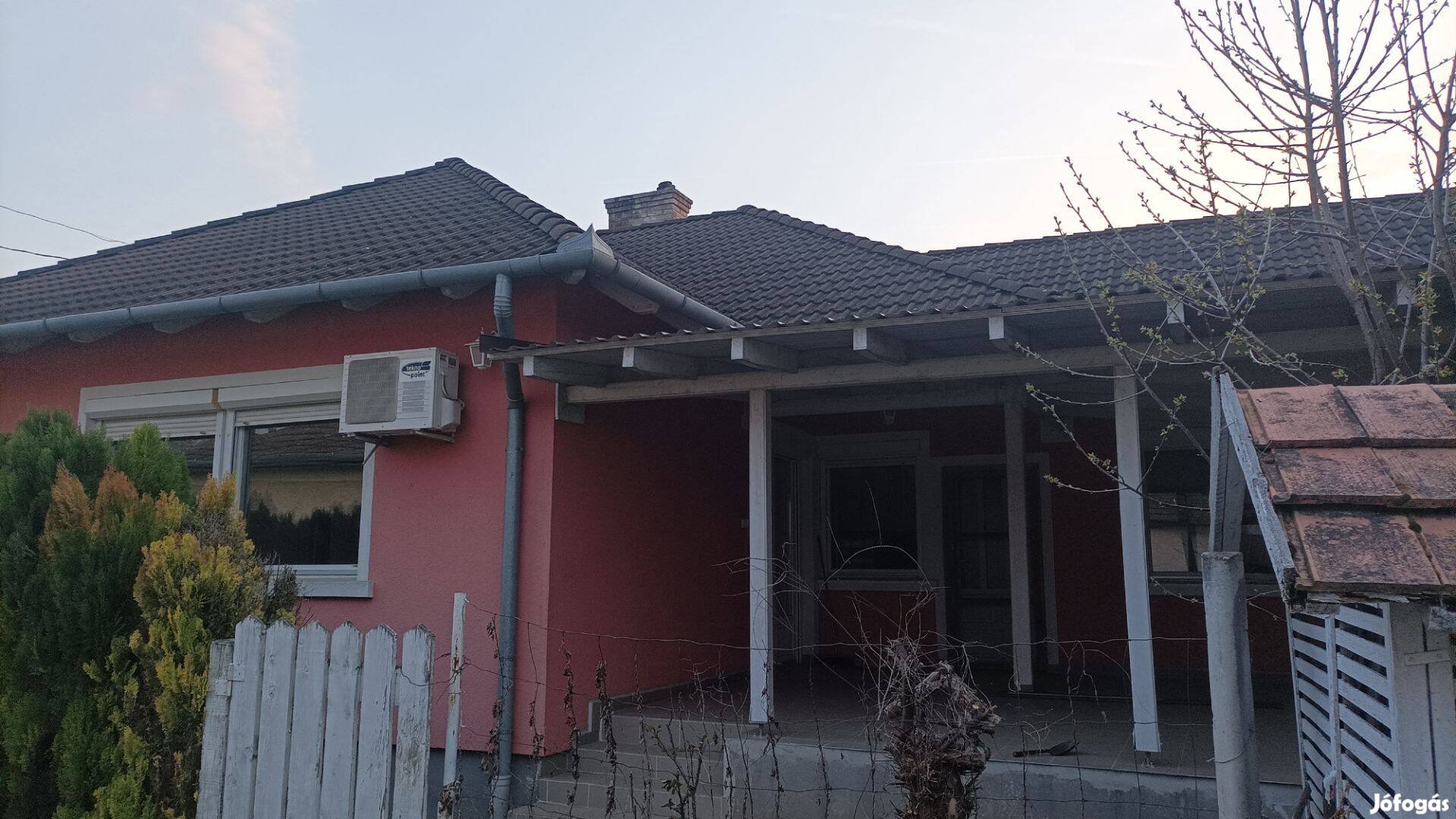 Győrszentiván központi részén 153 nm alapterületű családi ház eladó!