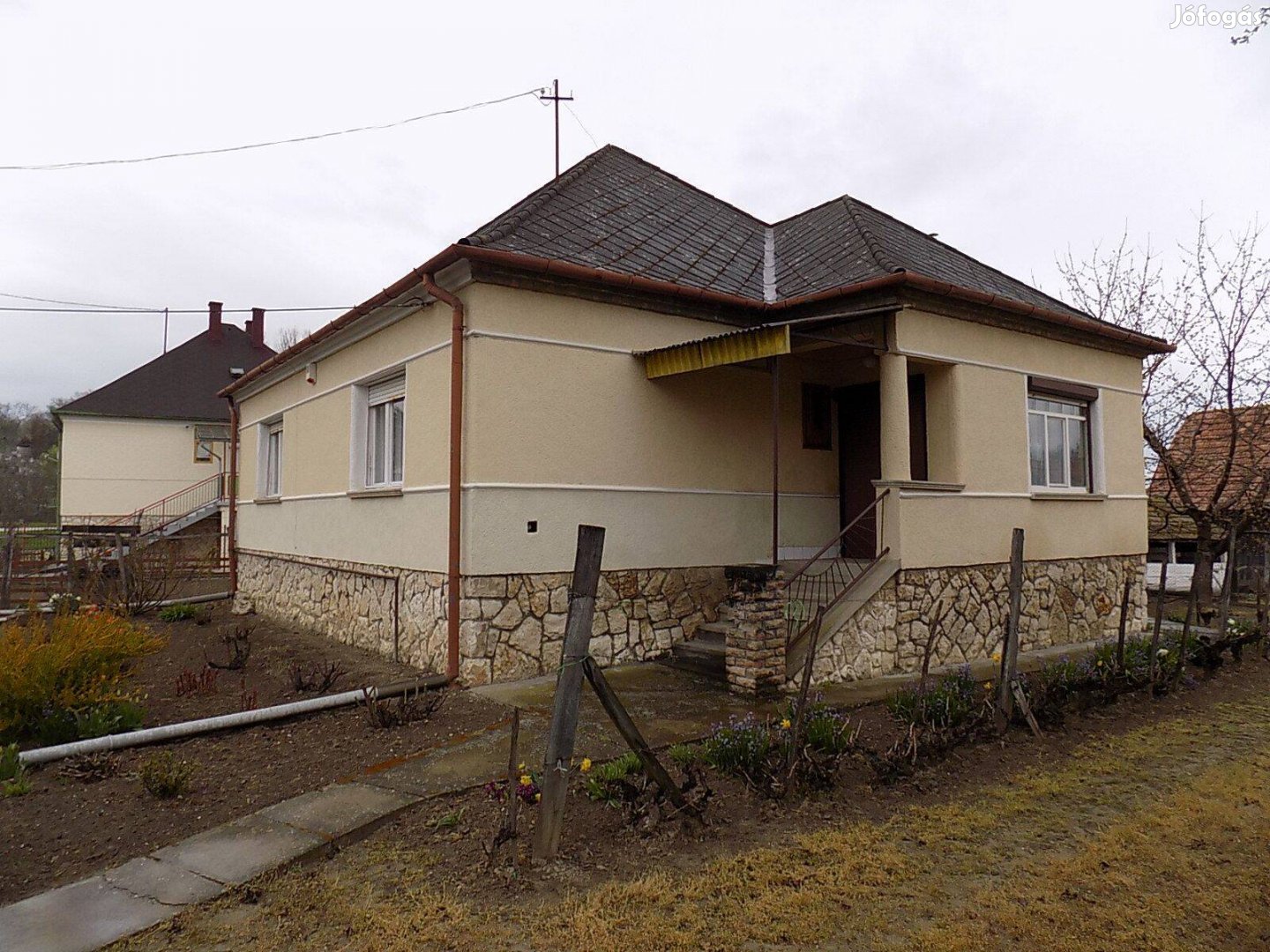 Győrtől 20 km-re, Ravazd központjában családi ház eladó